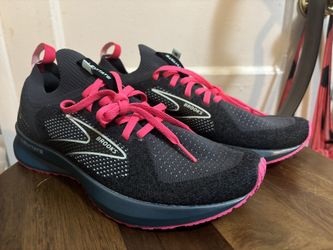 NEW BROOKS WOMENS LEVITATE 5 Size 8 MEDIUM
