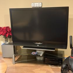 TV JVC With Swivel glass Stand