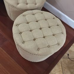 Tuffted round shape ottoman with storage like new 