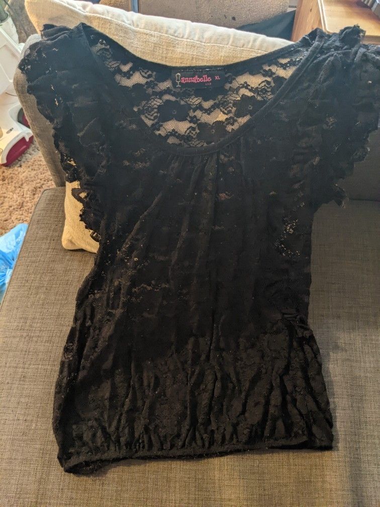 Women's Black Lacey Top!