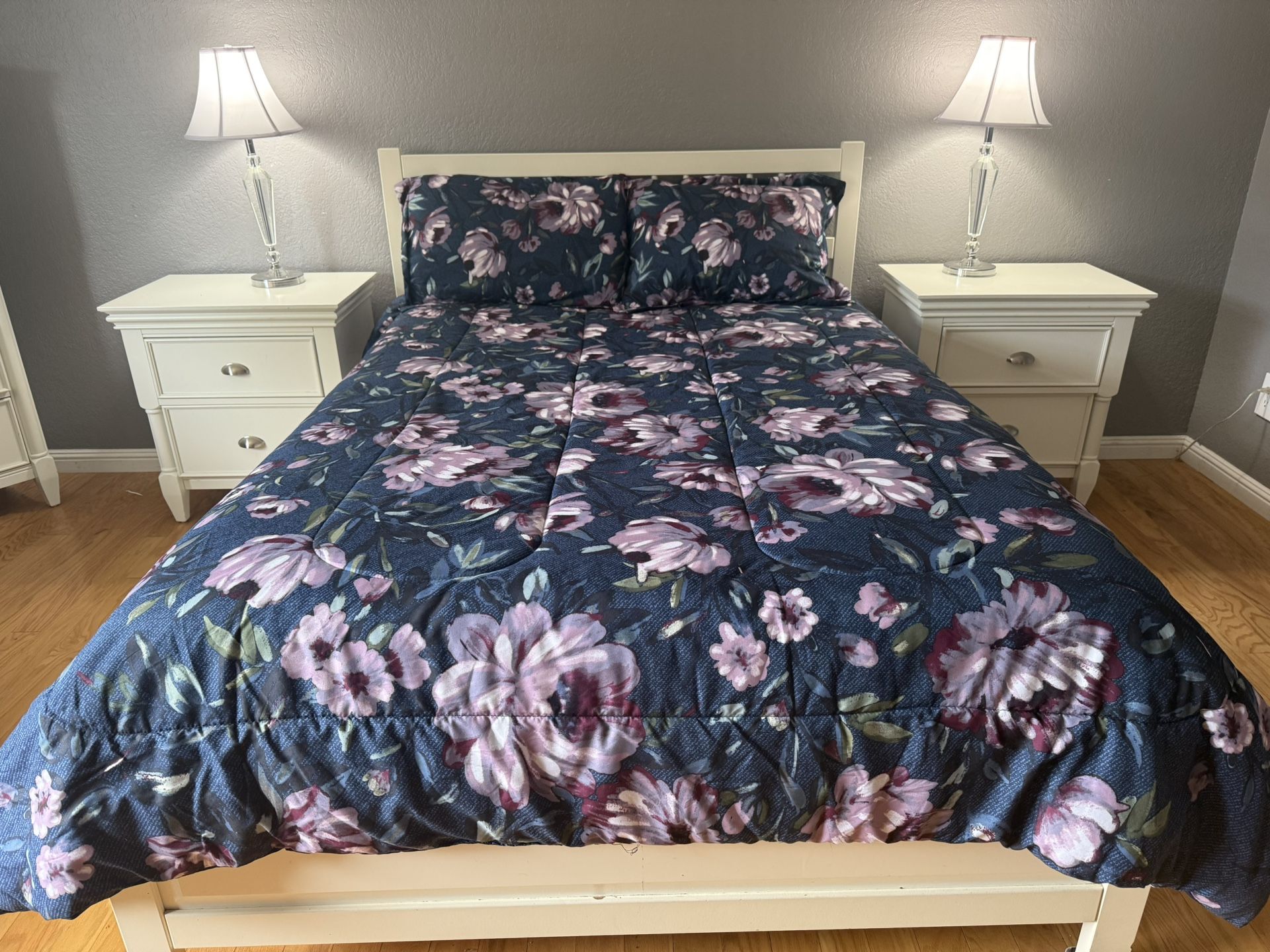 Full size comforter And 4 Pillow Cases 