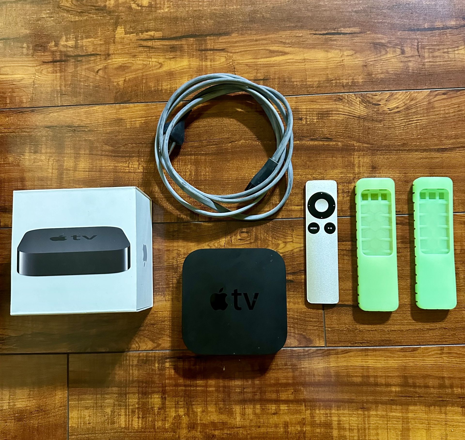 Apple TV (3rd generation) In Excellent Condition for Sale PLUS 2 FREE Florescent Remote Skins