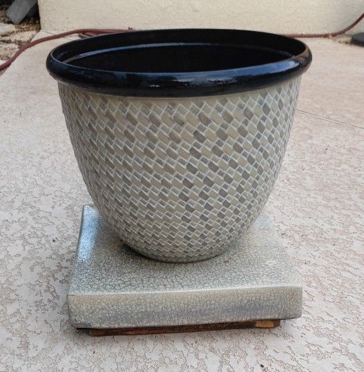 Planter Pots With Ceramic Platforms 