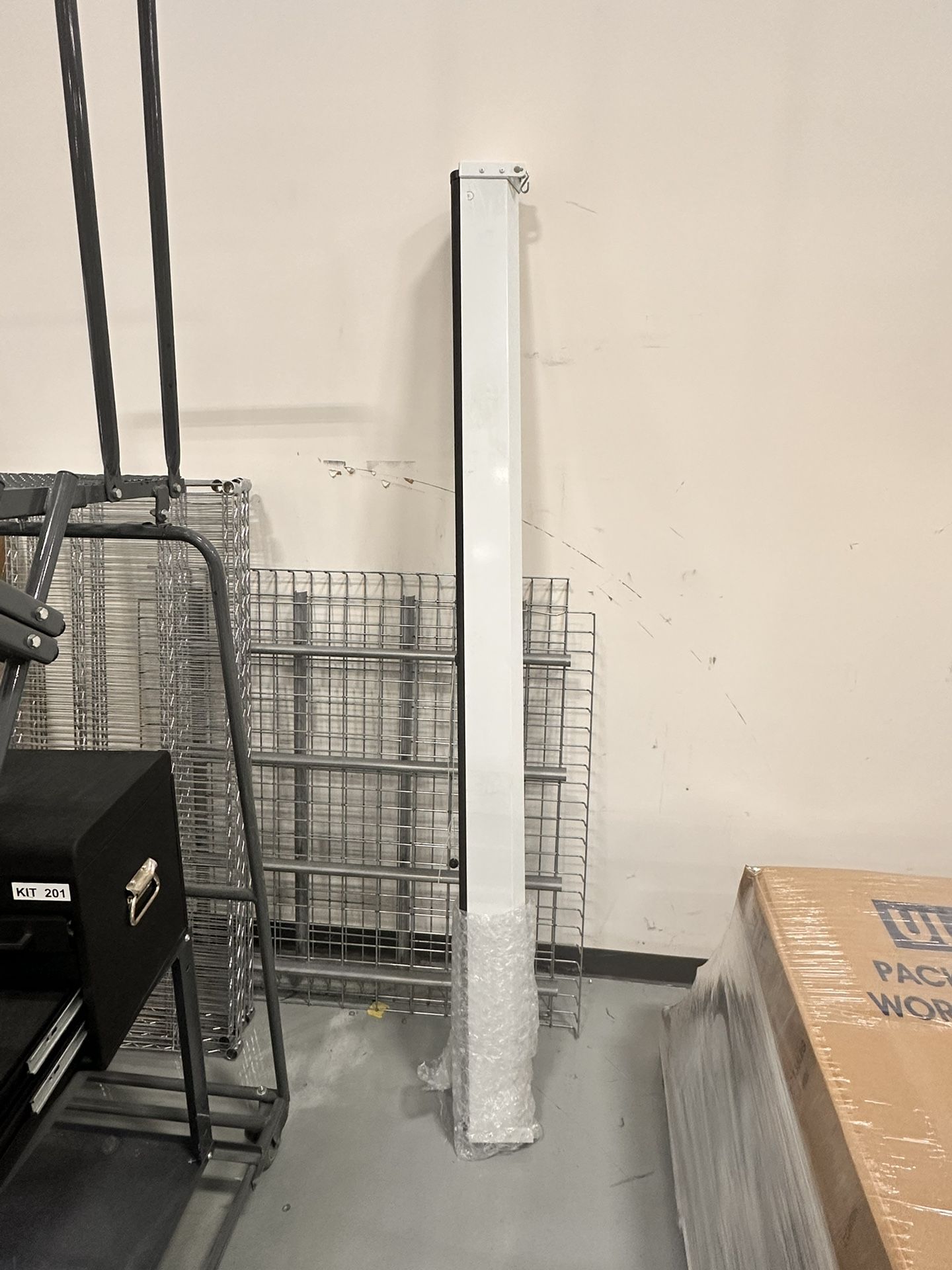 Manual projector Screen
