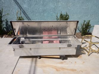 Truck bed tool chest