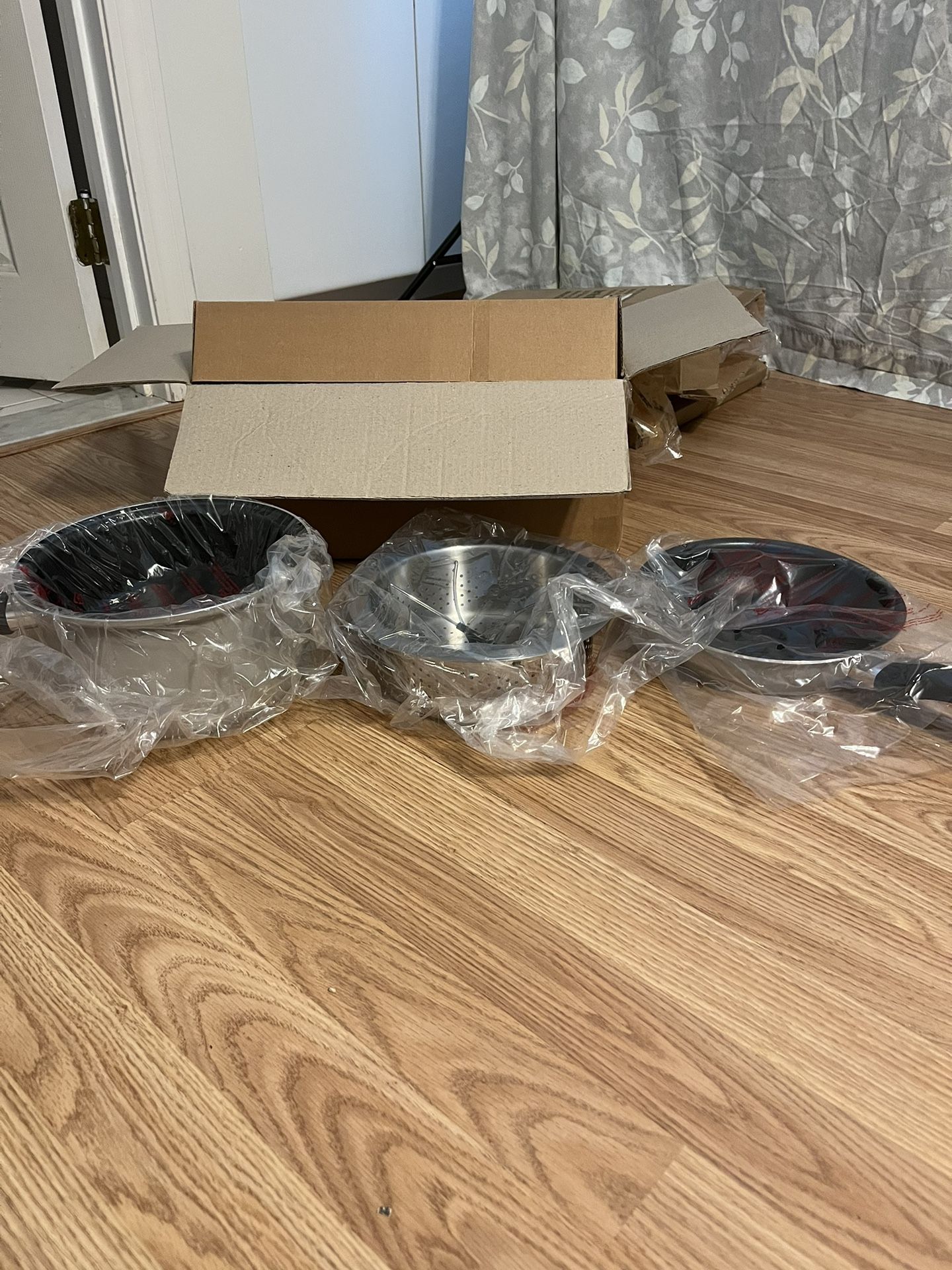 BRAND NEW HEAVY DUTY 3 PIECE PAN SET AND STAINLESS STEEL STEAMER. NON STICK. WAS $99!! SALE ONLY $30 FOR EVERYTHING π₯π₯