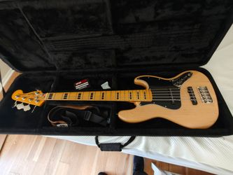 Fender jazz bass with mogami cable and small speaker set.