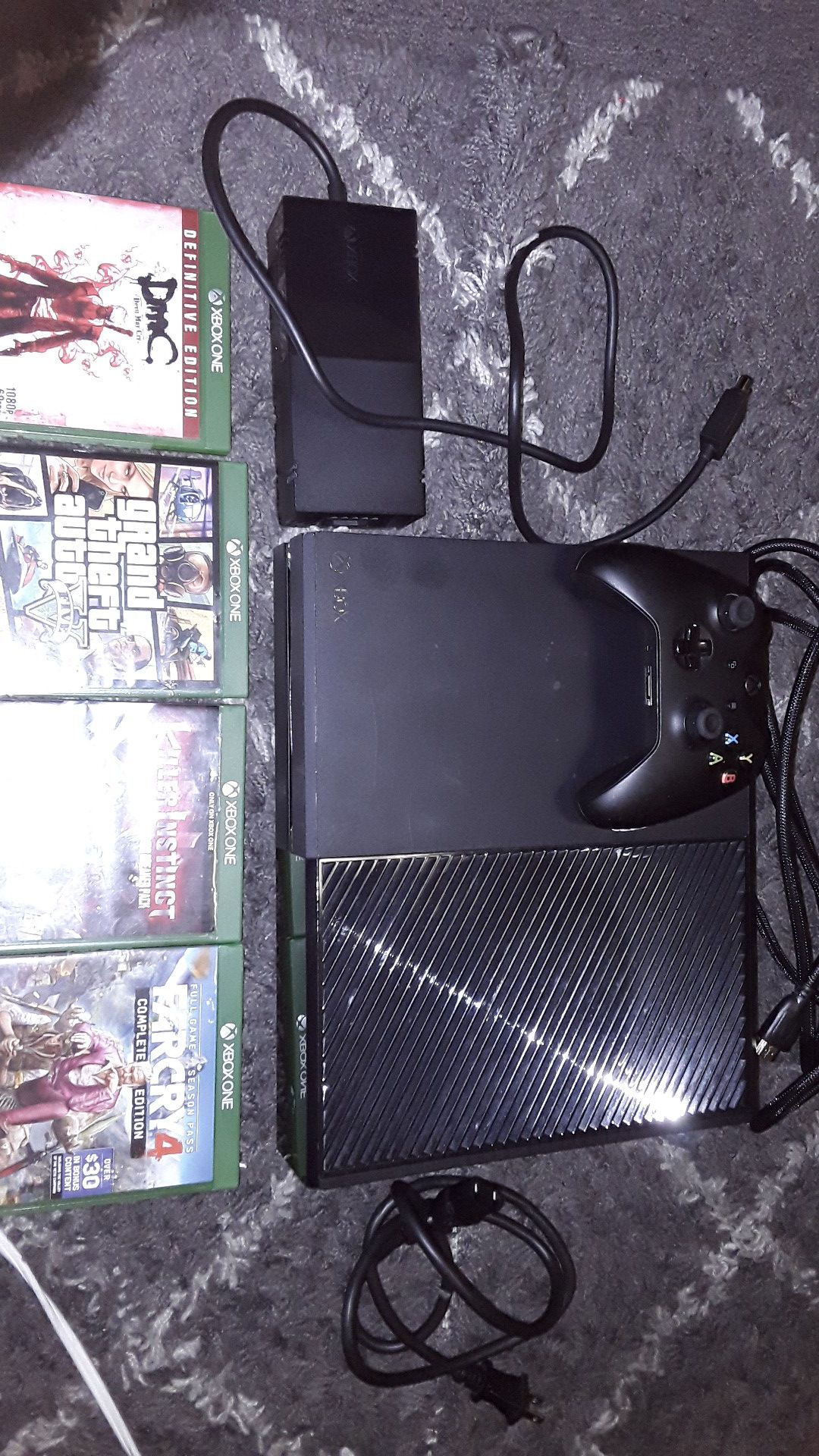 500GB XBOX ONE gaming console with 4 games and controller