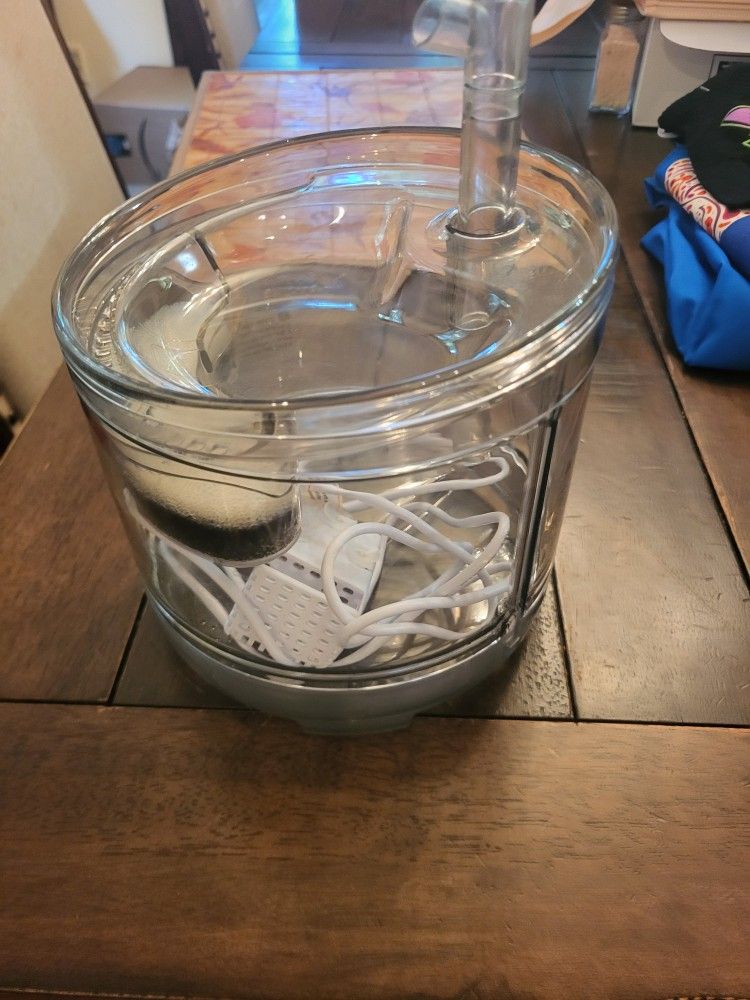 Cat Foubtain And Box Of Filters 