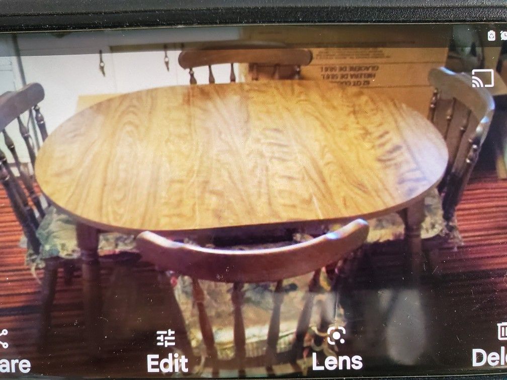 Kitchen Table w/leaf & 4 chairs