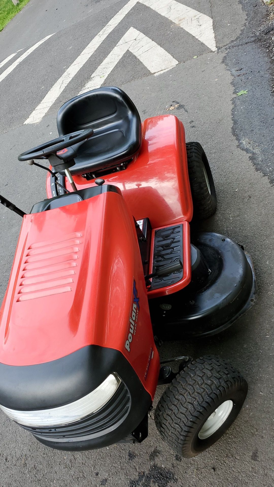 Poulan PXT16542 42" Riding Lawn Mower LIKE NEW for Sale in Trenton, NJ