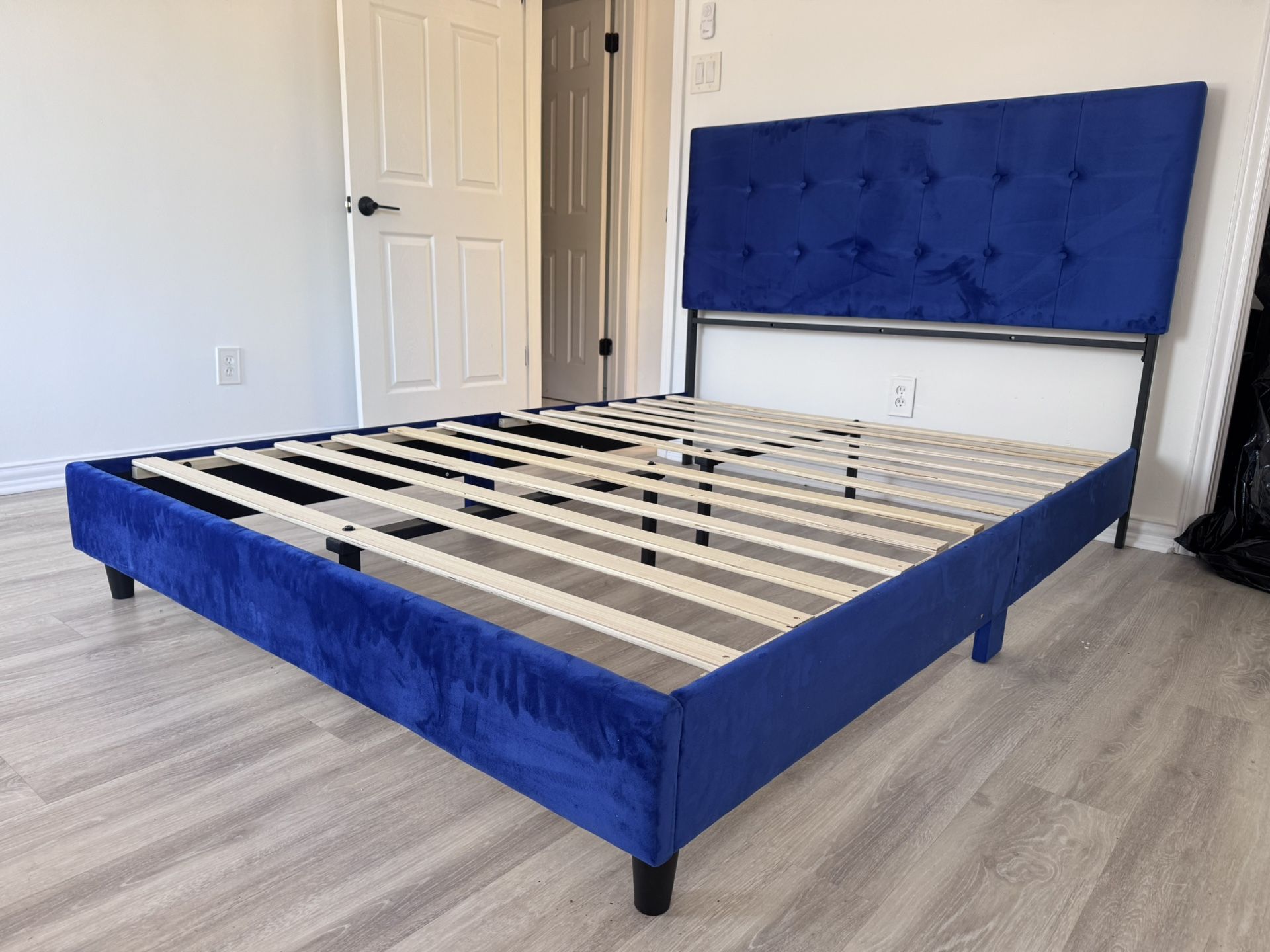 Brand New Queen Size Platform Bed With Plush Mattress (Free Delivery)