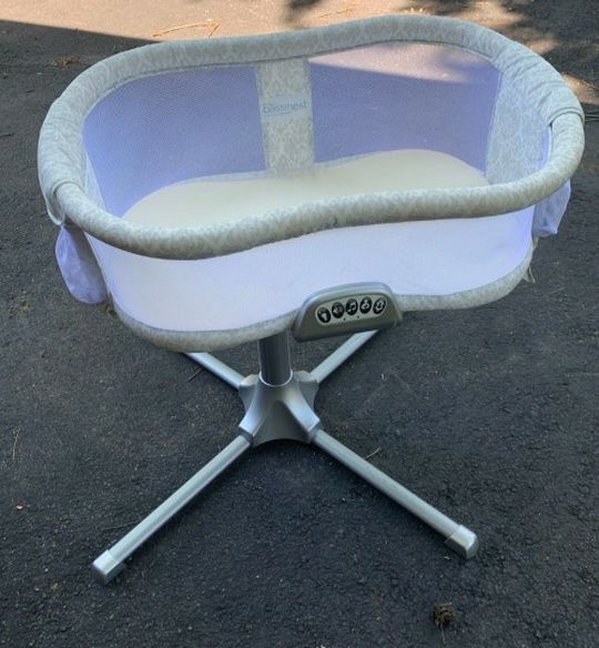 swivel baby bassinet (excellent condition