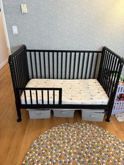 DaVinci Jenny Lind 3-in-1 Convertible Crib & Newton Mattress