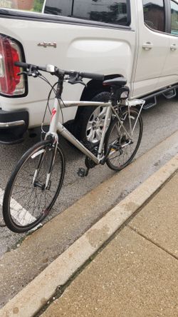 Specialized Sirrus  Elite bike . crosstrail  21 frame