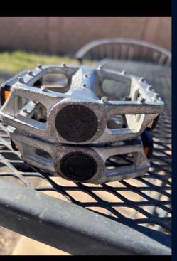 VP 565 Pedals 1/2