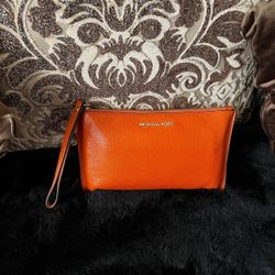 Micheal Kors wristlet