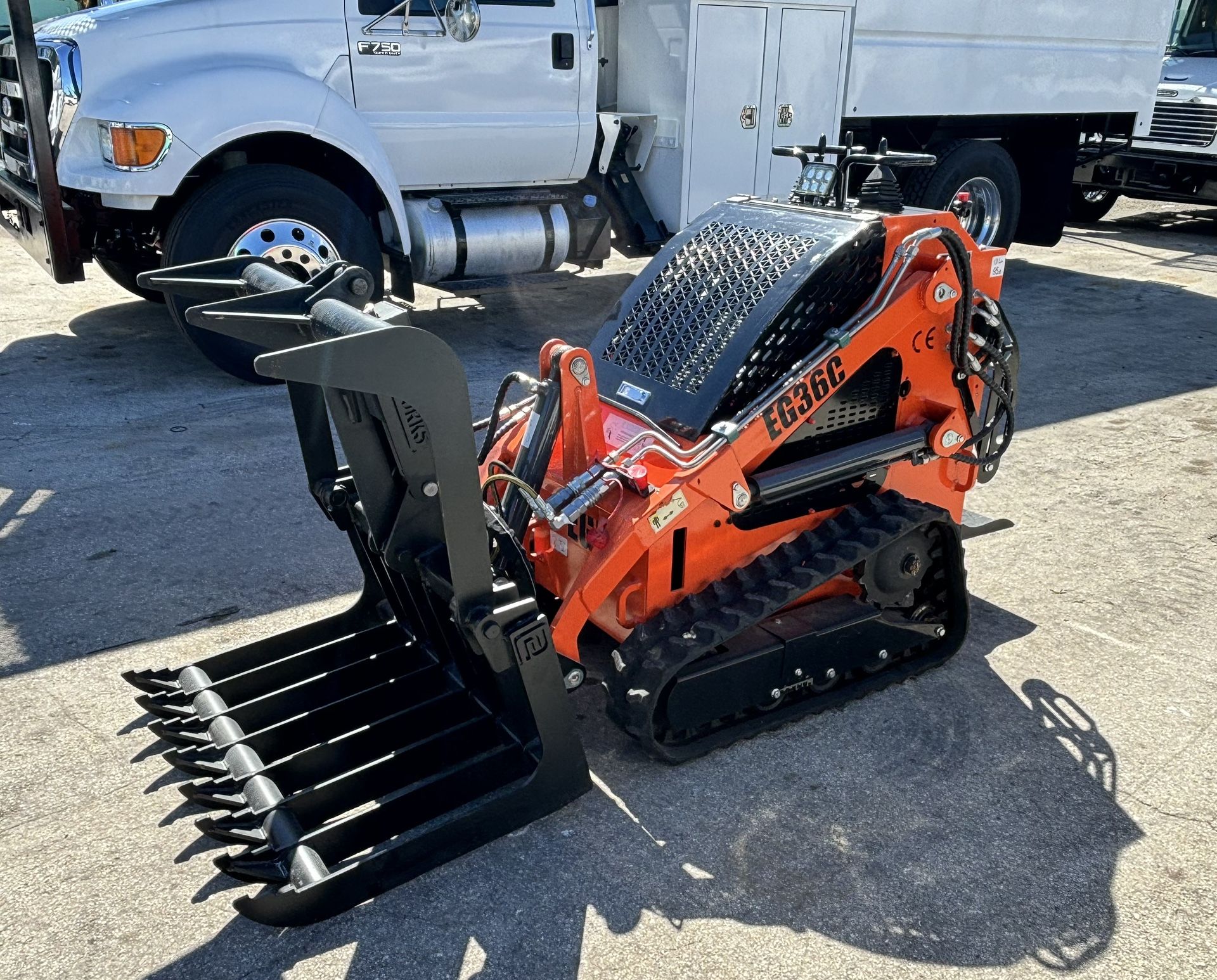 Brand New 2024 EGN EG380 GAS Skid Steer 36in Grapple Bucket