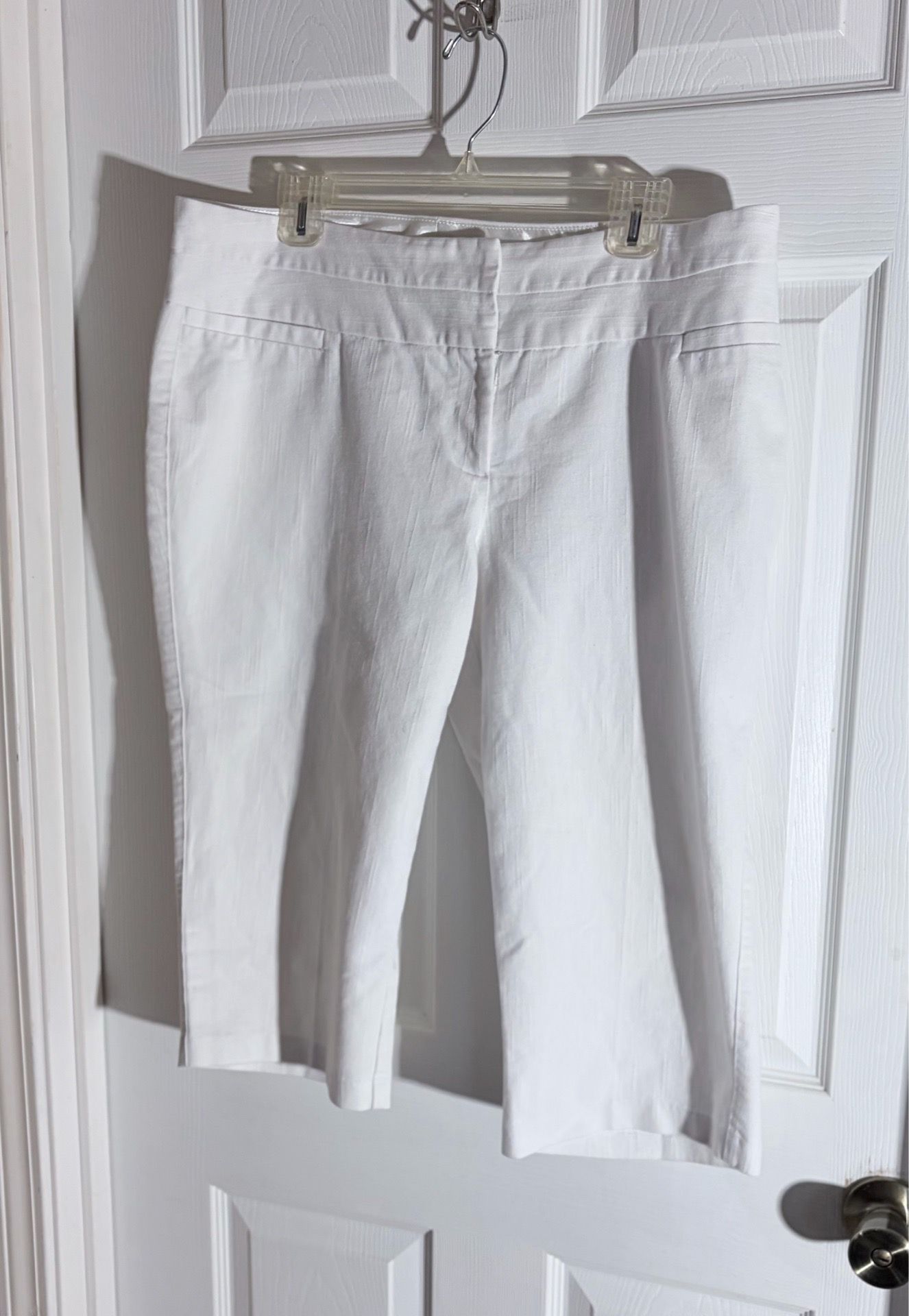 Maurices I Am Stunning White Capris Size 15/16 Satin Waistband Hook & Eye Zip