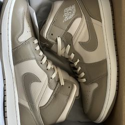 Nike Air Jordan 1 Mid Size 13 W/ Box