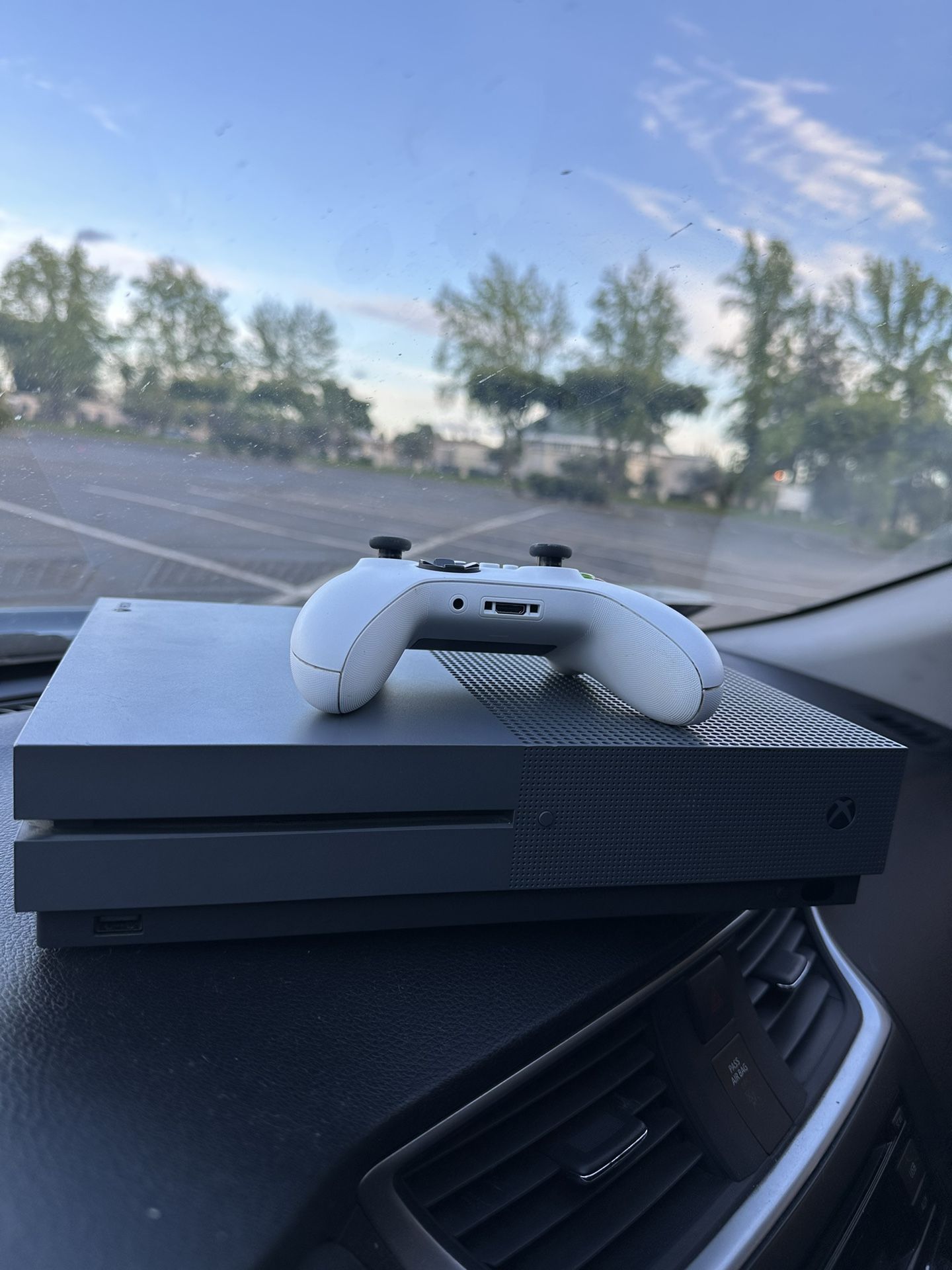 Gray Xbox One S 500 GB 