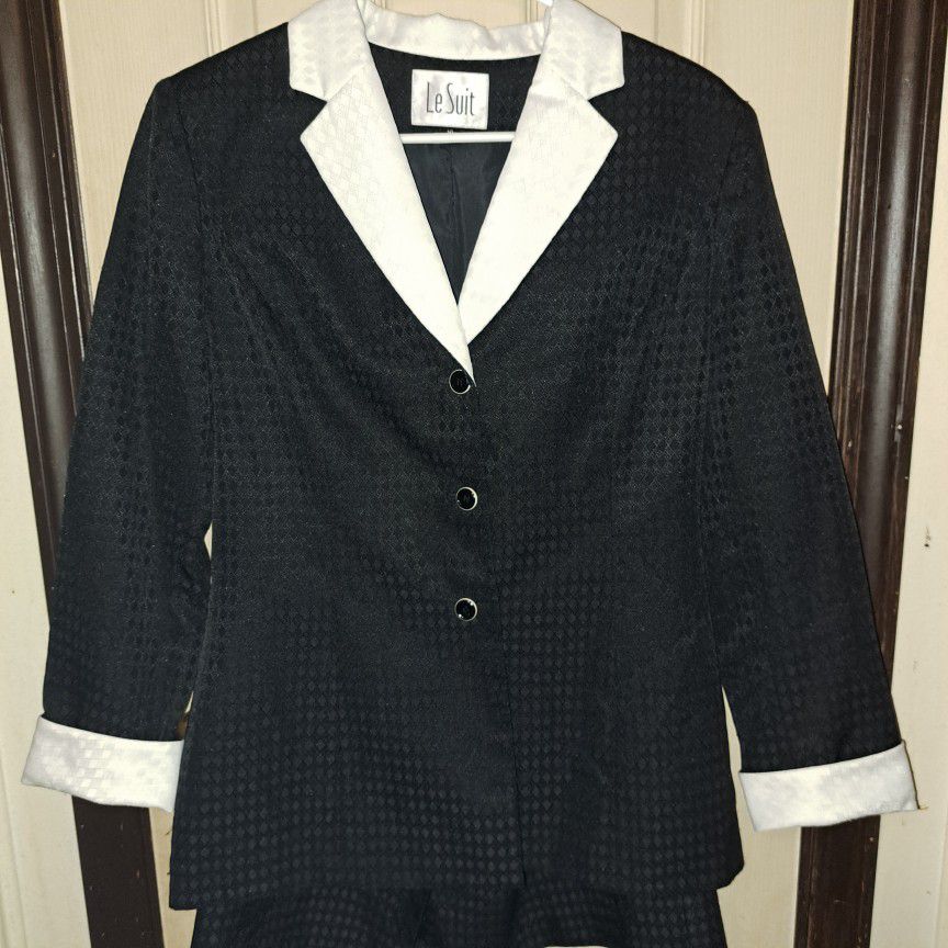 Ladies Le Suit blazer and skirt set. Size 10 top,  size 12 shirt. Never worn. 100% polyester,  dry clean only. very nice! black and white
