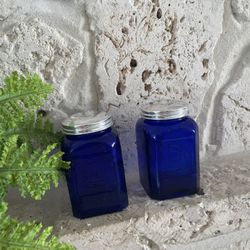 Vintage Cobalt Blue Glass Salt & Pepper Shakers – Collectible Kitchenware Pair