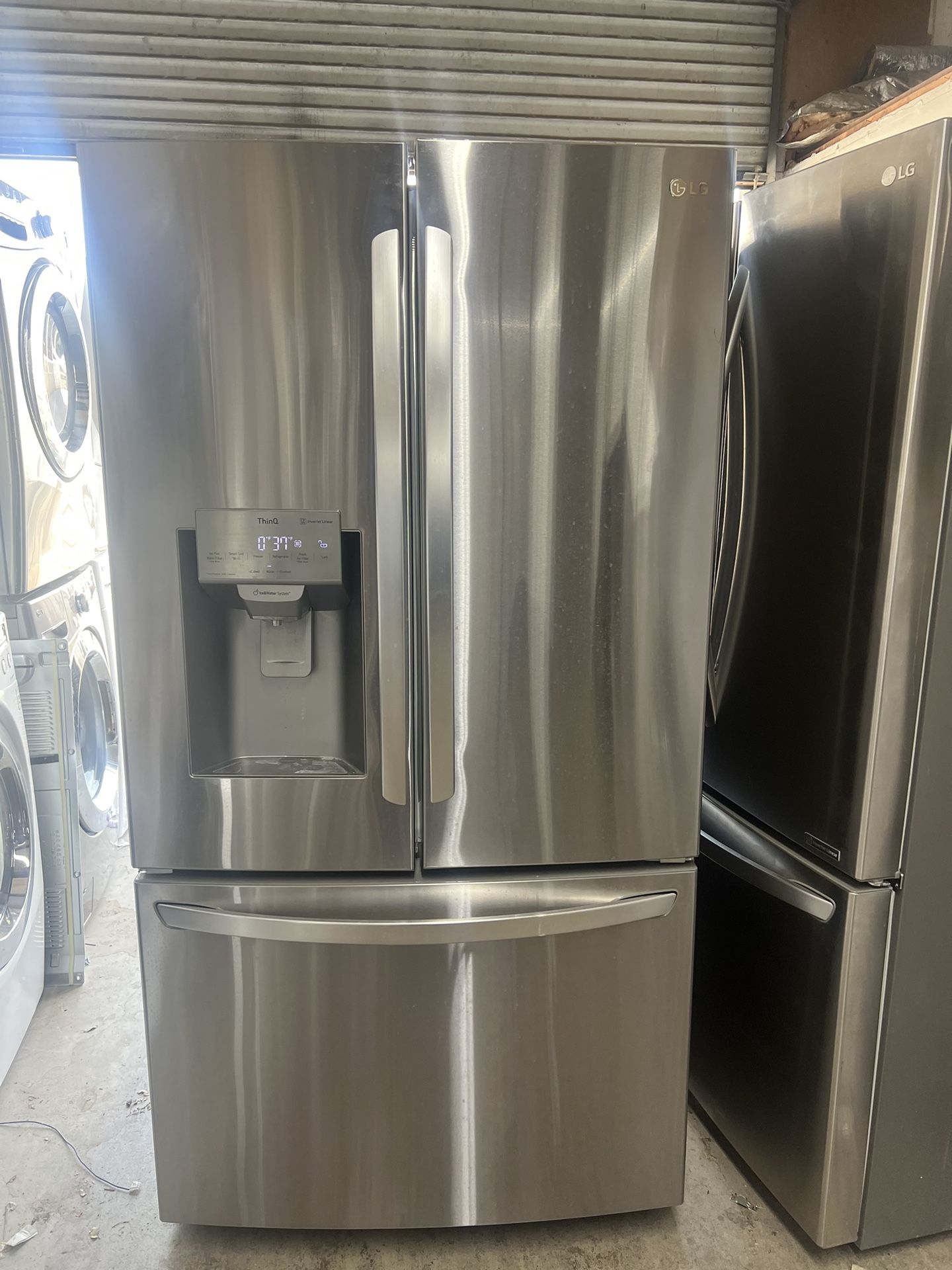 2022 Year Model LG Fridge , Everything Works Fine ,it Comes With A Warranty