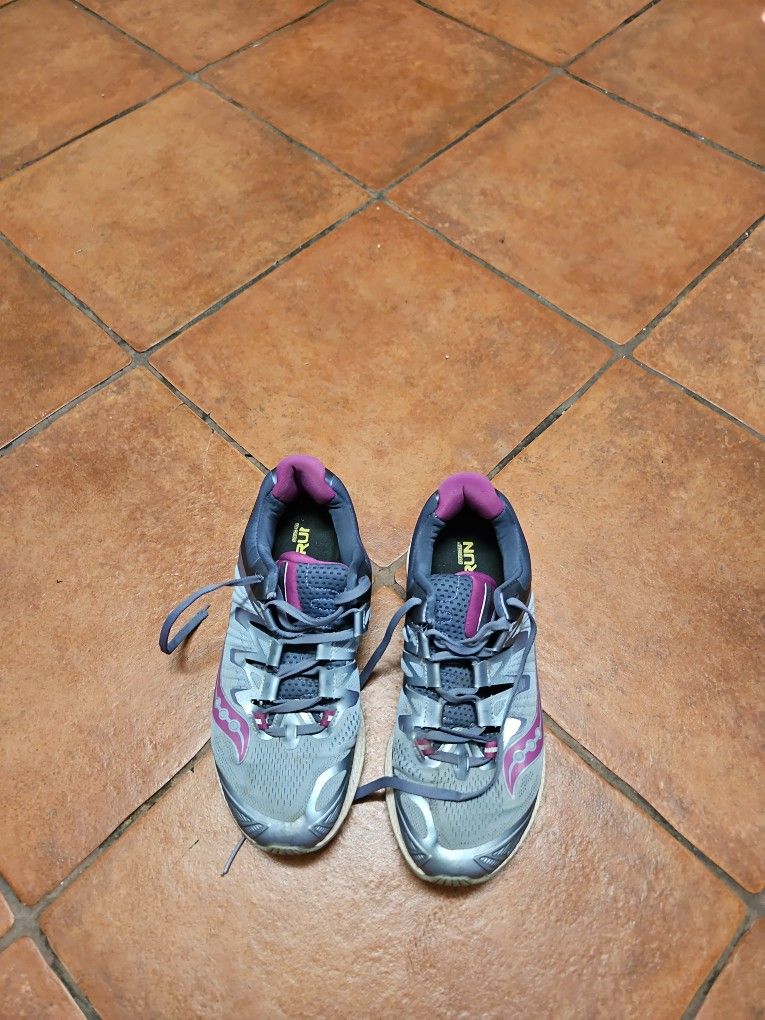 Size 9 Women's Tennis Shoes By Everun