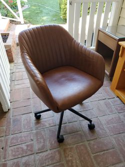 Adjustable height chair on wheels