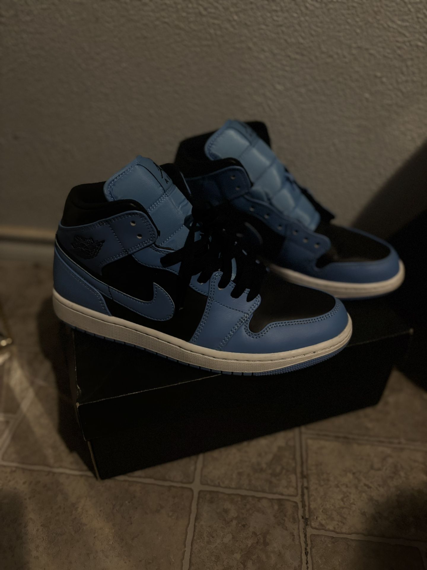 jordan 1 mid (university blue)