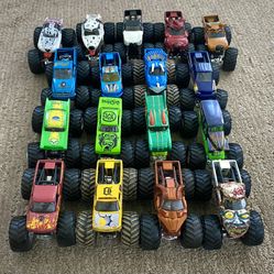 HUGE lot Of 17 Hot Wheels Monster Trucks, Grave Digger, Scooby Do, Etc