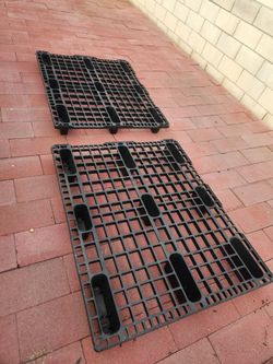 2 PLASTIC PALLETS $8