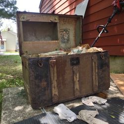 Stunning Vintage Trunk With Design Under Lid