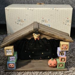 New Cherished Teddies Beary Scary Halloween House Fall Display Stage 1995 Enesco

Mint CONDITION, STORED IN THE BOX, COMES WITH ORIGINAL packaging, ne