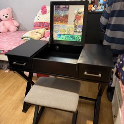 Vanity set with chair