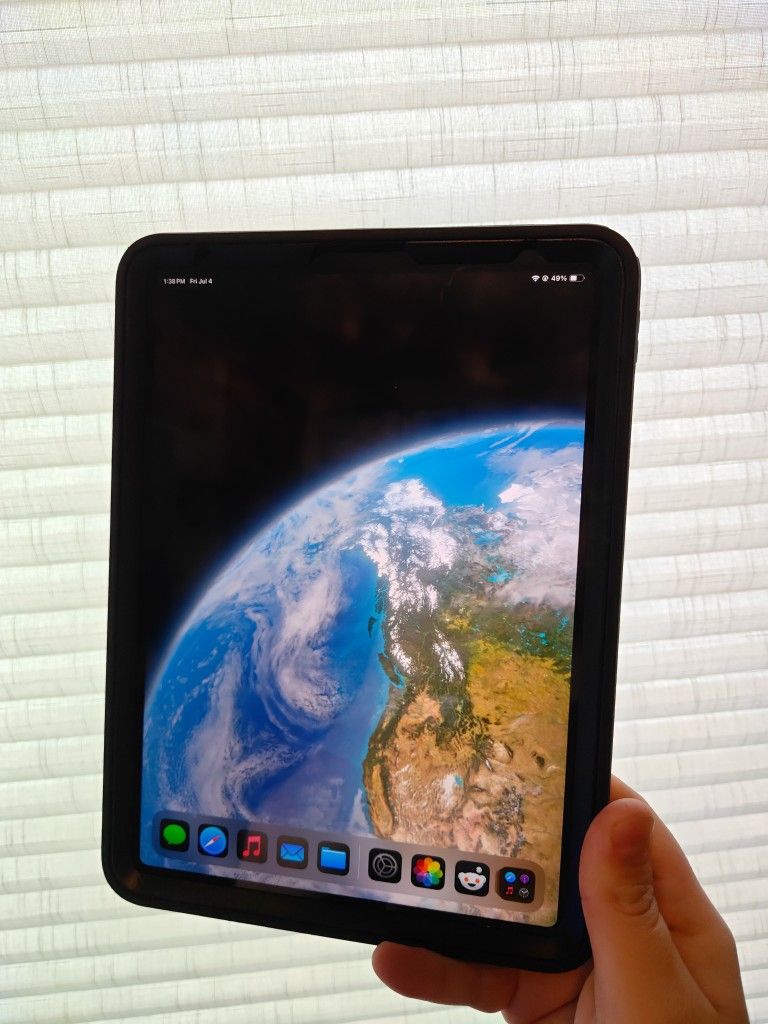 Unlocked Apple iPad 11-inch (2nd Gen) 256GB w/ OtterBox Case