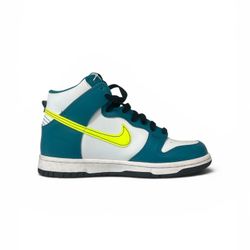 Nike Dunk High sneakers in the Bright Spruce Volt 