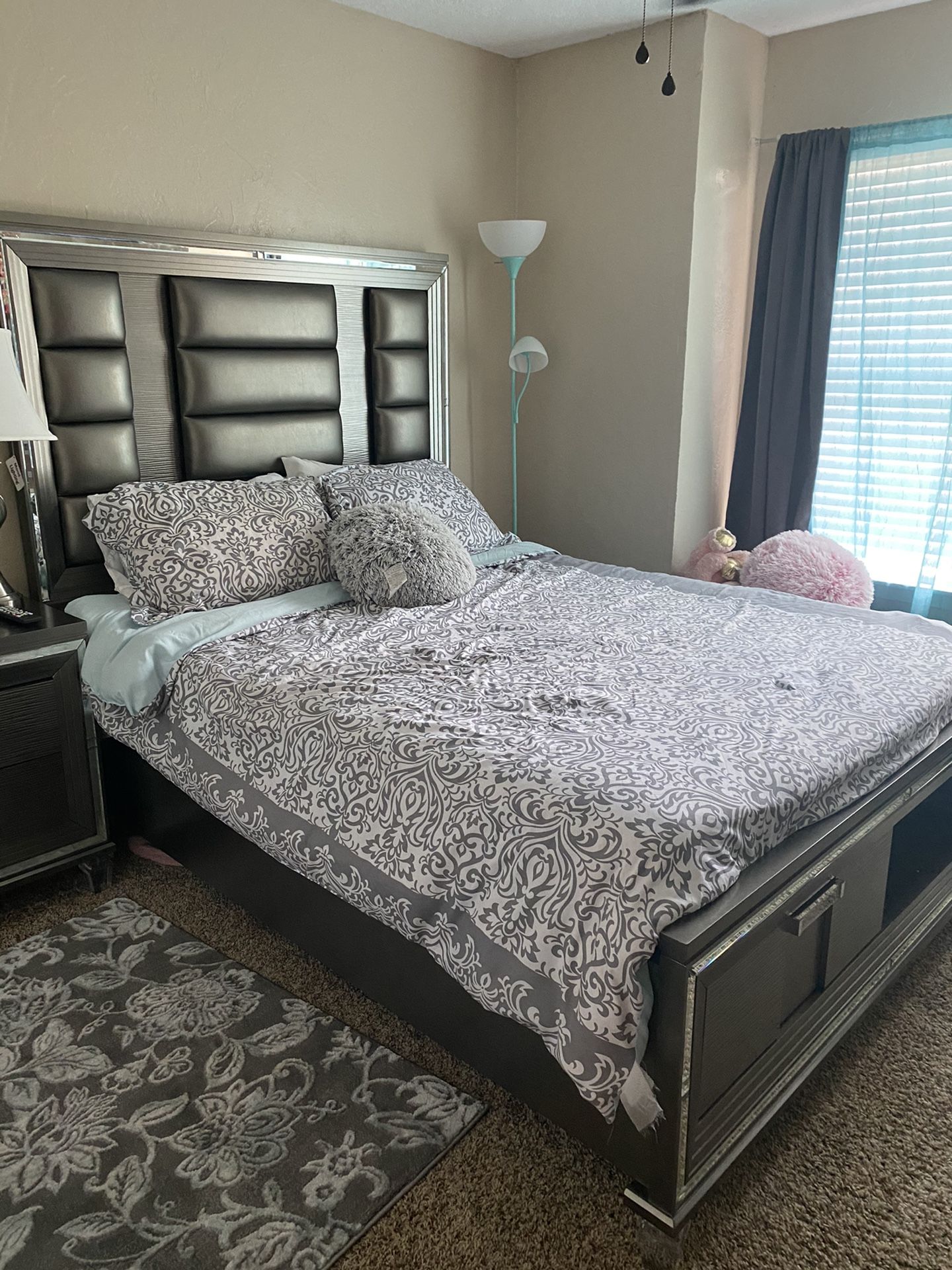 Bedroom Set; Queen size Bed, Night stand, dresser with drawers