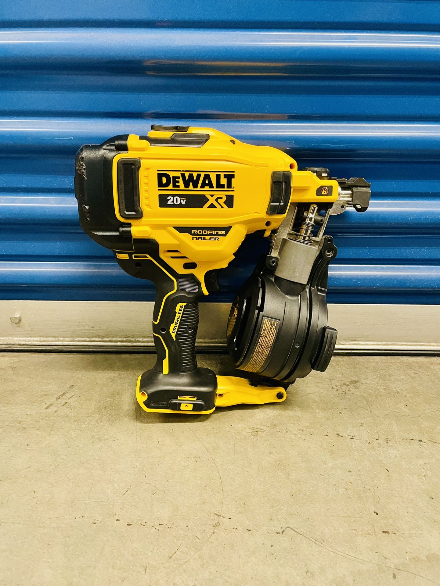 DEWALT 20V MAX f15 Degrees Cordless Roofing Nailer (Tool Only)