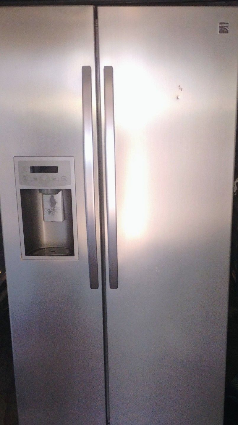 KENMORE SIDE BY SIDE ICE MAKER AND WATER DISPENSER - IN GREAT CONDITION