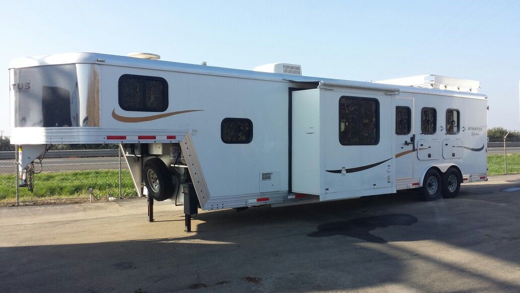 Horse Trailer 2008 Bison Stratus 8314ME