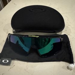 Brand New Never Worn Oakley Sutro 