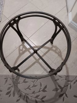 BEAUTIFUL ROUND CAST IRON COFFEE TABLE ROUND DIAMETER 22"×17"H.NEED A GLASS ON TOP.CAN DELIVER IF YOU ARE IN MY NEGHBARHOOD.