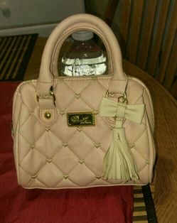 empujoncito halcón Medieval Mini bolsa. Luv Betsey. By Betsey Johnson for Sale in Phoenix, AZ - OfferUp