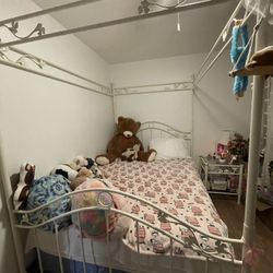 Queen bed with mattress 