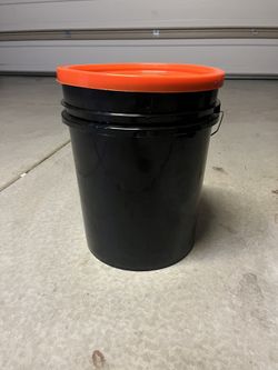 New 5 Gallon Bucket With Lid