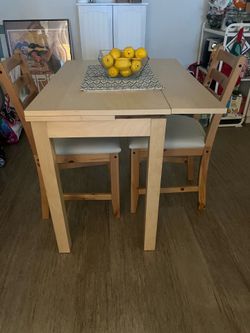 Small Kitchen table and 2 chairs