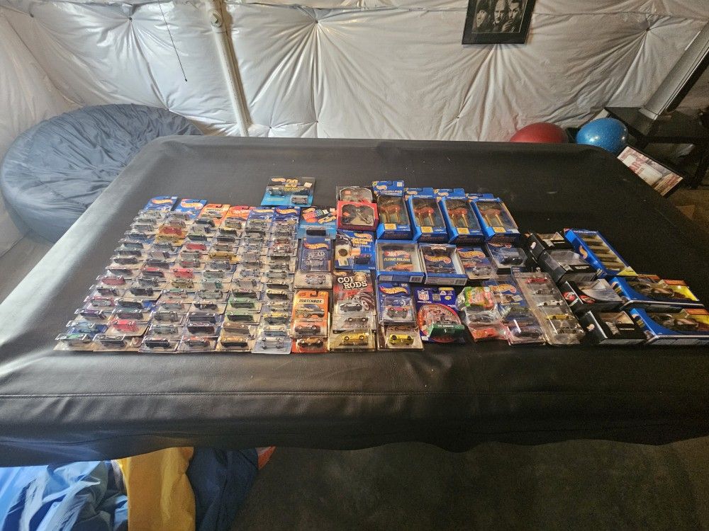 Selling huge lot of Corvette Hotwheels (Mixed, see pics)