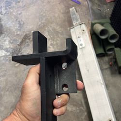 Hmmwv tire carrier bumper swing out lock